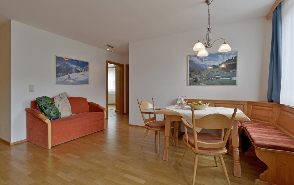 Ferienwohnungen Haus Der Mitte Mayrhofen Room photo